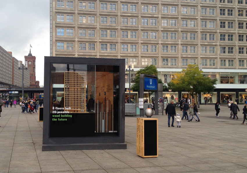 Die "Woodbox" in Berlin steht noch bis zum 30.Oktober 2016 auf dem Alexanderplatz